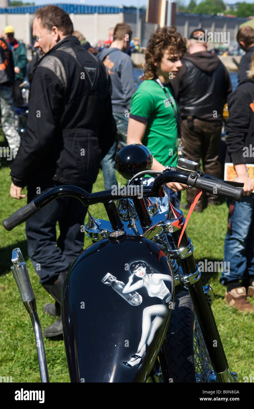Multitud admirando una motocicleta en un Custom Bike Show en Norrtälje Suecia Foto de stock