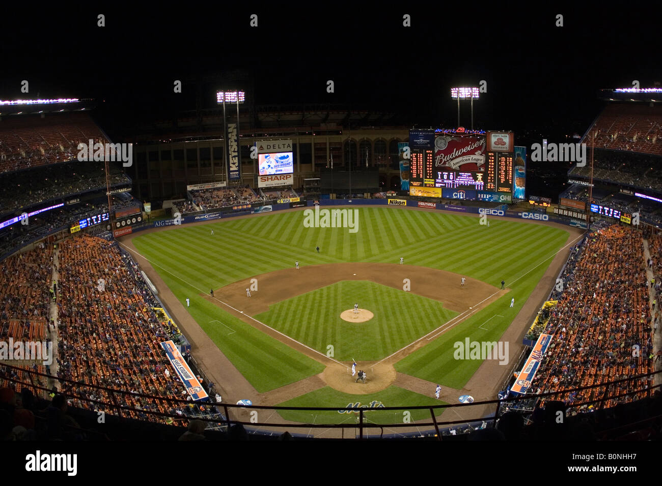 Vista de Shea Stadium durante un partido de béisbol de los Mets desde detrás del plato de home. Foto de stock