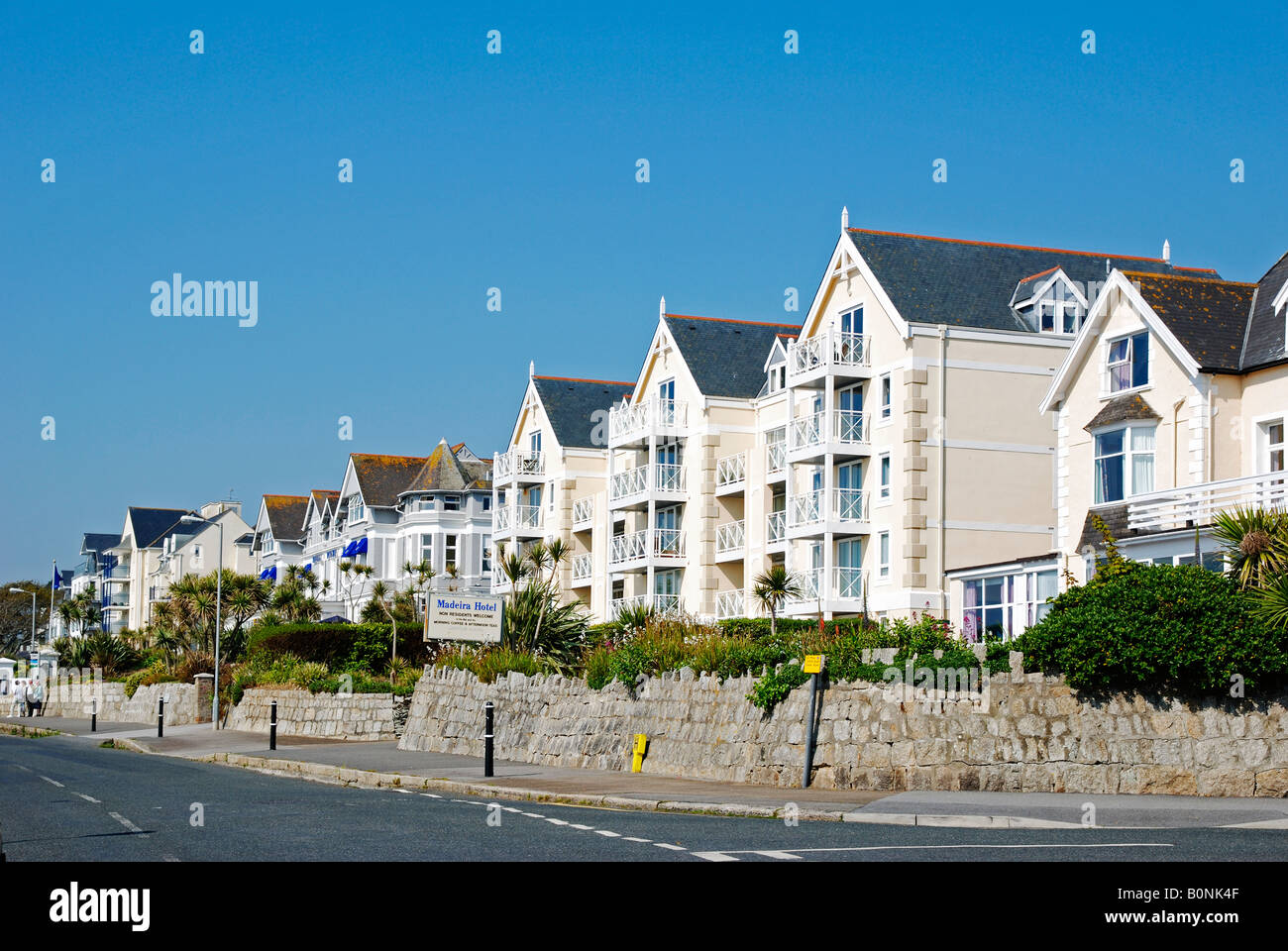 Los hoteles tradicionales en la playa en Falmouth en Cornwall, Inglaterra Foto de stock