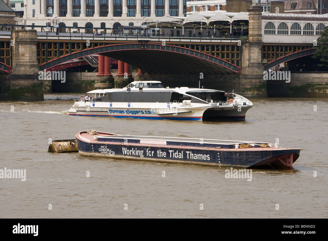 Un río Támesis riverbus dejando el puente de Blackfriars, Londres, Gran Bretaña. Foto de stock