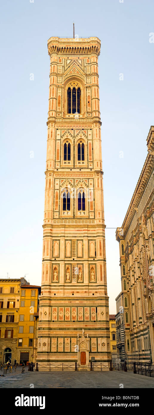 El campanario de la Catedral de Florencia en la luz de la mañana. Panorámica de alta resolución Foto de stock