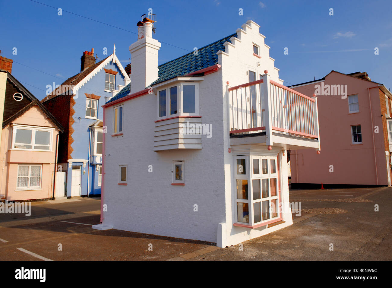 Muy pequeña casa frente al mar Aldeburgh Suffolk Foto de stock