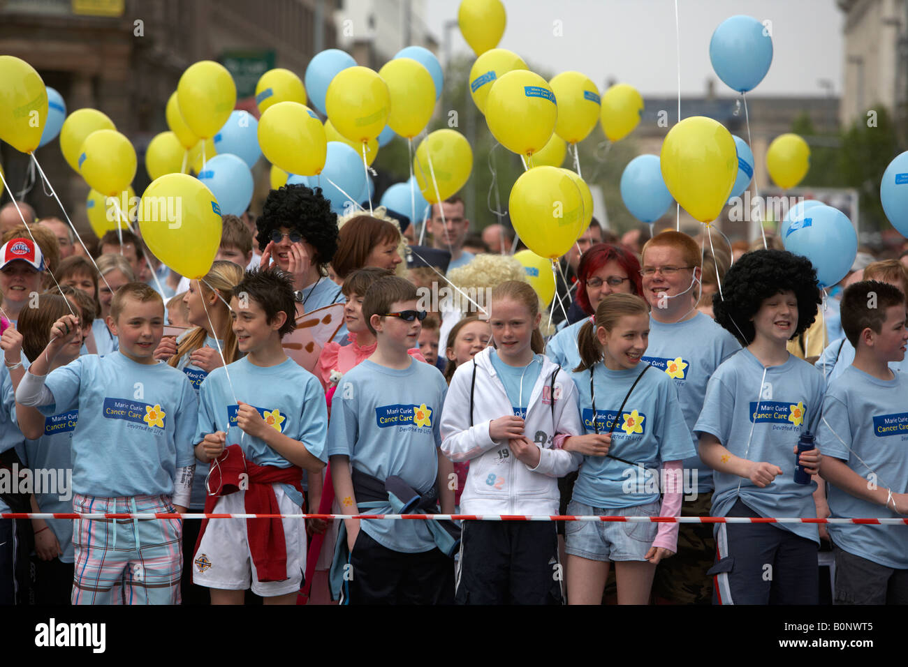 Multitud de niños competidores con globos se alinean en la línea de salida del maratón 2008 maratón de Belfast Belfast city centre Foto de stock