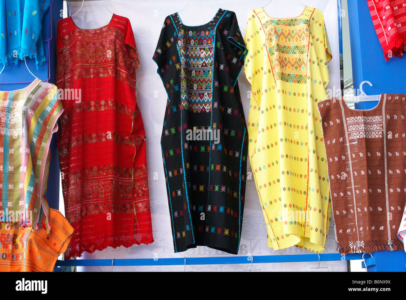 Bordados y vestidos mexicanos huipiles Fotografía de stock - Alamy