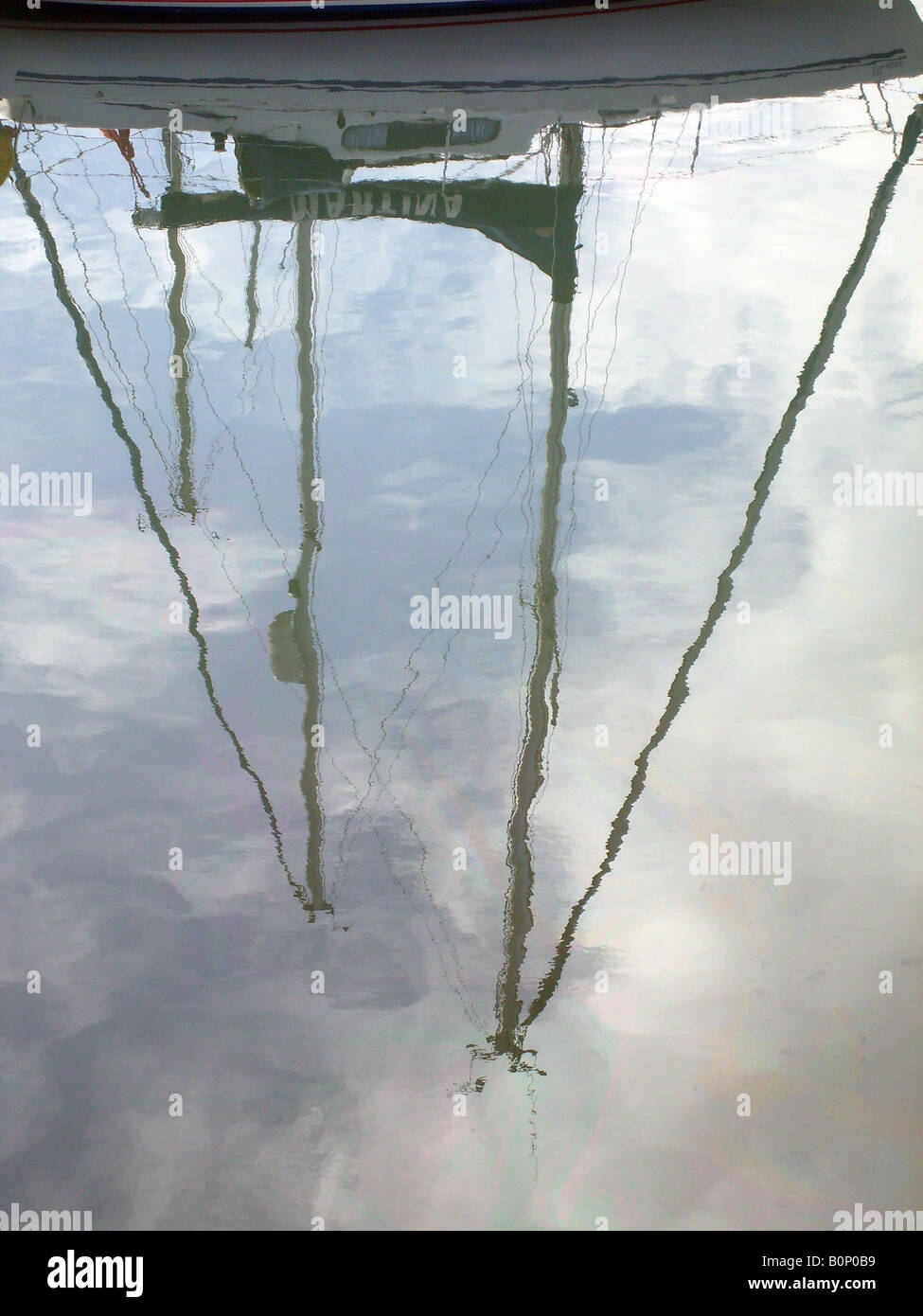 Mástiles de yates se reflejan en el agua del puerto, Scarborough, Inglaterra. Foto de stock
