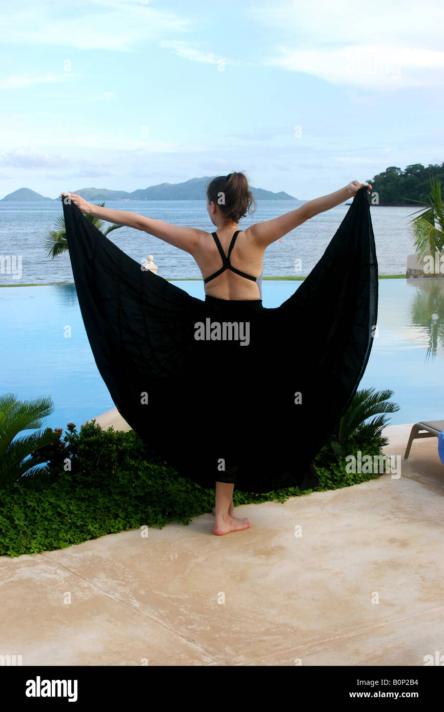 Mujer con una falda negra abierta frente al mar Fotografía de stock - Alamy