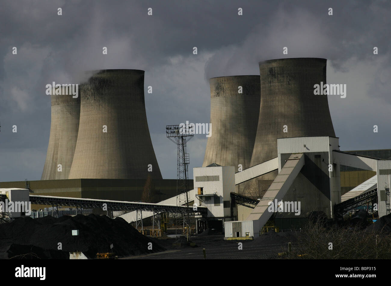 Una central eléctrica de carbón en Ratcliffe en alza, Nottinghamshire, Inglaterra, Reino Unido. Foto de stock
