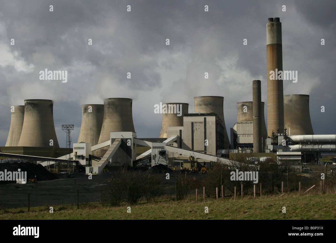 Una central eléctrica de carbón en Ratcliffe en alza, Nottinghamshire Foto de stock