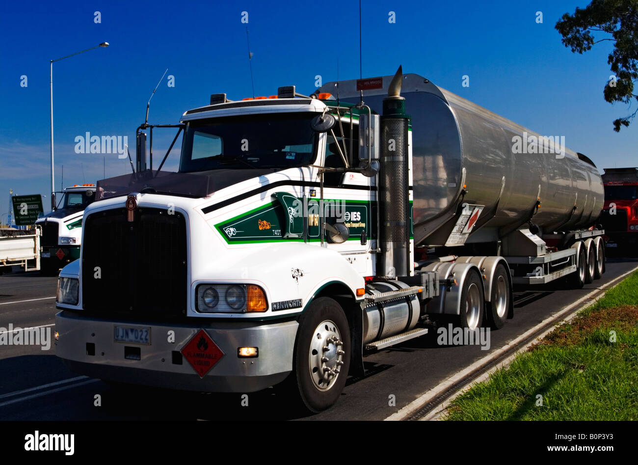 Y TRANSPORTE POR CARRETERA / un camión cisterna transporta petróleo a granel. Foto de stock