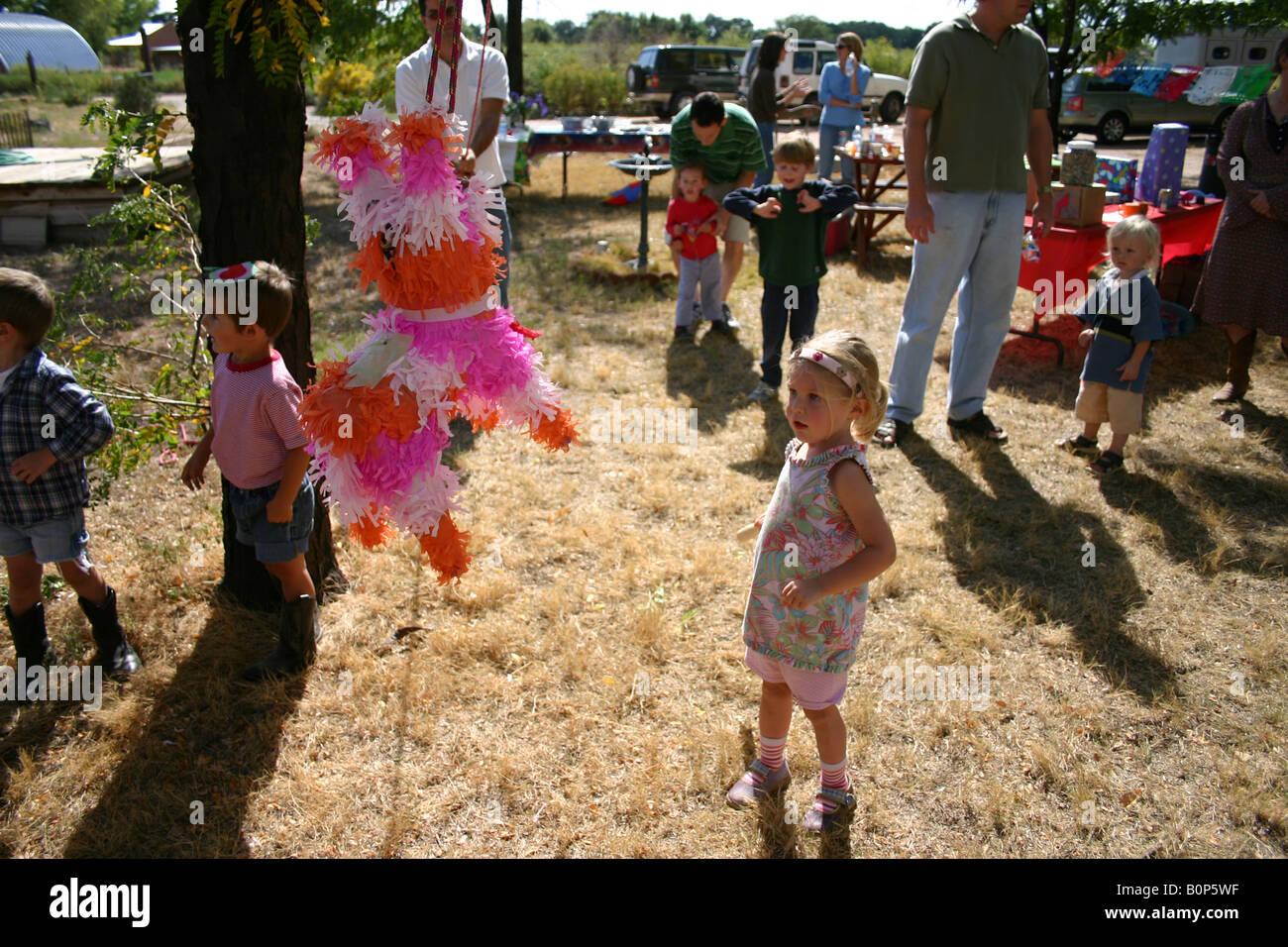 La segunda fiesta de cumpleaños infantil al aire libre con Piñata mexicana  Fotografía de stock - Alamy