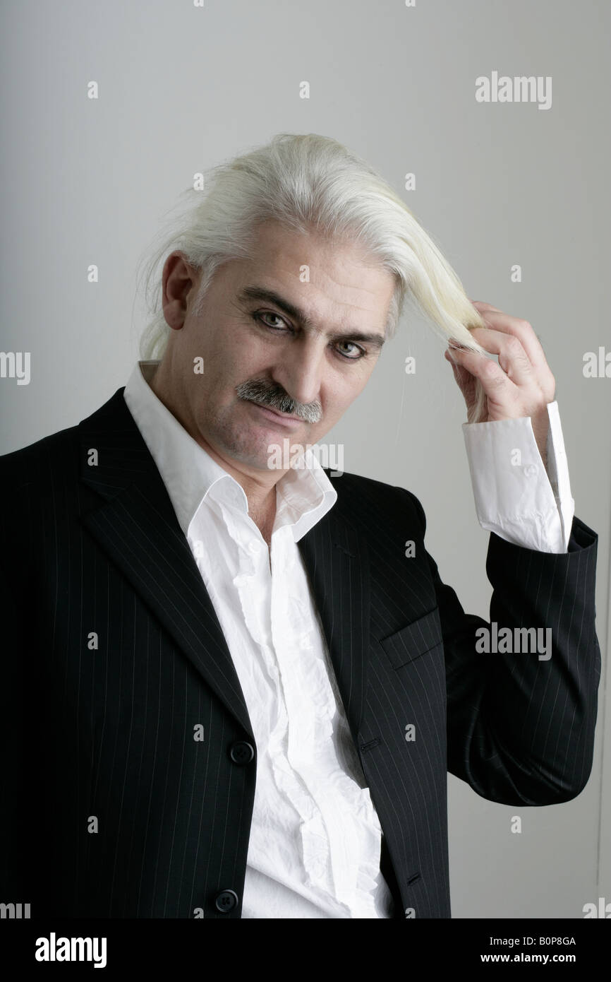 Hombre sujetando su largo cabello blanco Fotografía de stock - Alamy