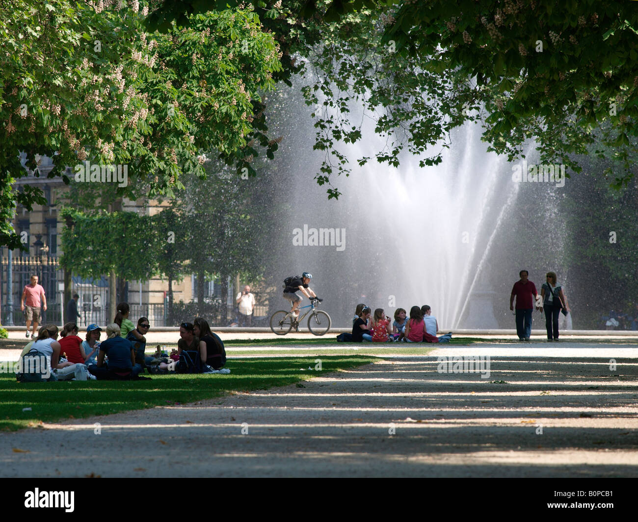 El Warande Park en frente del palacio real en Bruselas, Bélgica en un caluroso día de verano Foto de stock