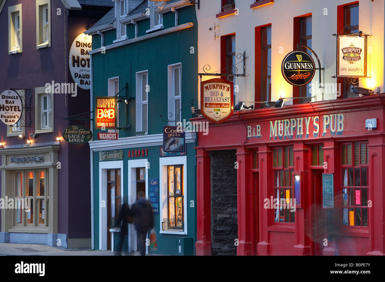 Pubs en la calle principal de Dingle, Condado de Kerry, Irlanda Foto de stock