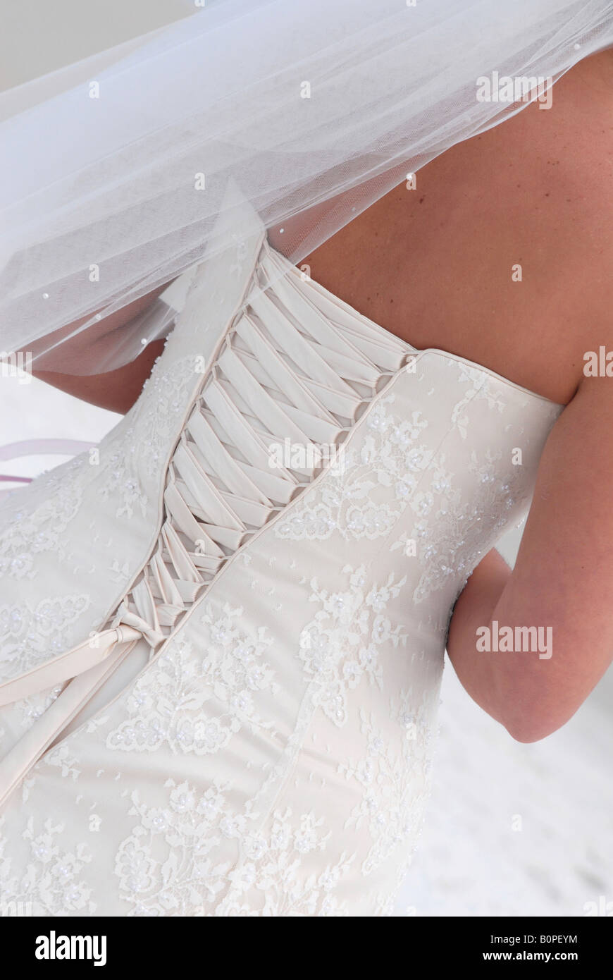 Vestido de novia de encaje marfil fotografías e imágenes de alta resolución  - Alamy