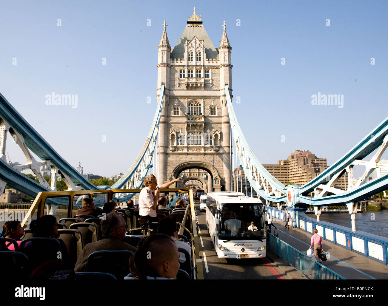 Un Open Top Bus Turístico cruzar Tower Bridge de Londres Reino Unido Europa Foto de stock
