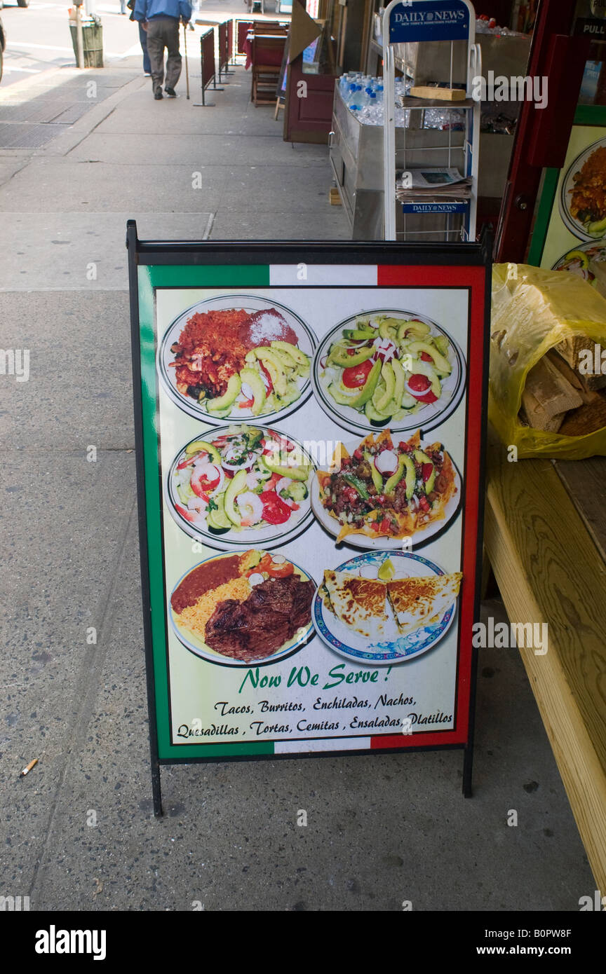 Un restaurante mexicano, en el barrio de Chelsea en Nueva York anuncia s  menu Fotografía de stock - Alamy