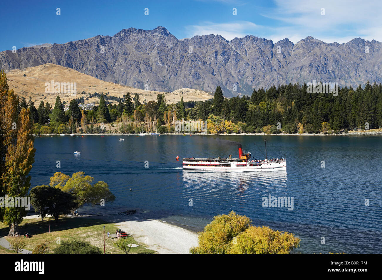 TSS Earnslaw The Remarkables y al Lago Wakatipu en otoño de Queenstown, Isla del Sur, Nueva Zelanda Foto de stock