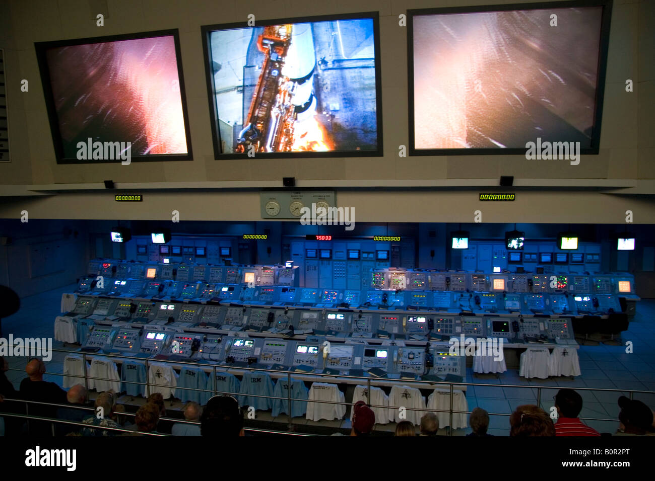 Sala de control de la NASA para la misión tripulada Apolo 11 para aterrizar en la luna en el John F Kennedy Space Center de Cabo Cañaveral, Florida Foto de stock