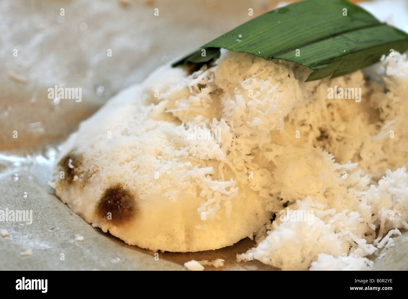Putu piring malayo dulce de harina de arroz al vapor pasteles rellenos con  azúcar de palma y rematada con coco rallado Fotografía de stock - Alamy