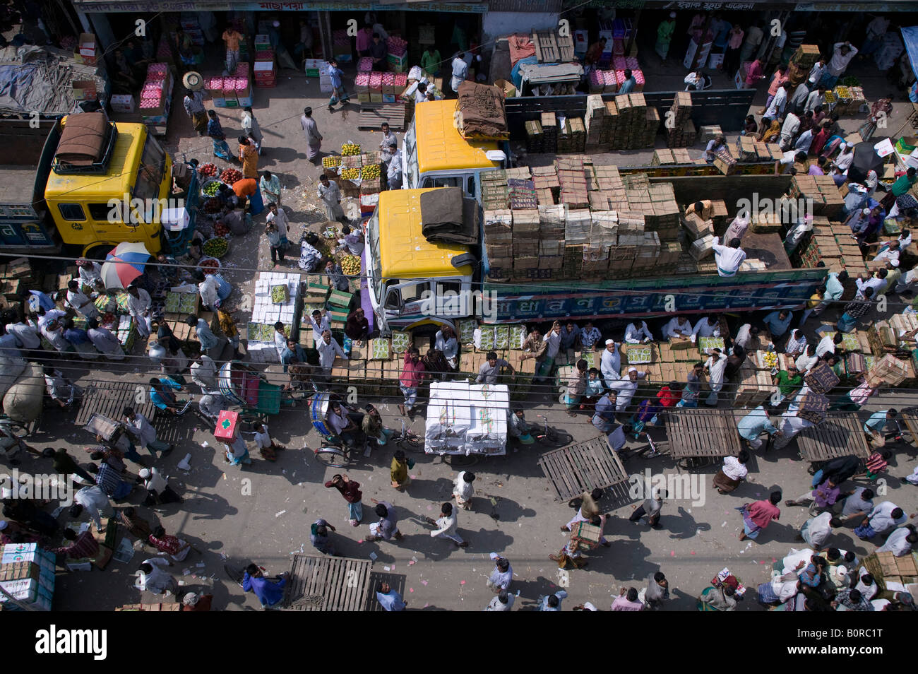 Multitudes de gente en el mercado al aire libre pack por las calles de la vieja Dhaka Foto de stock