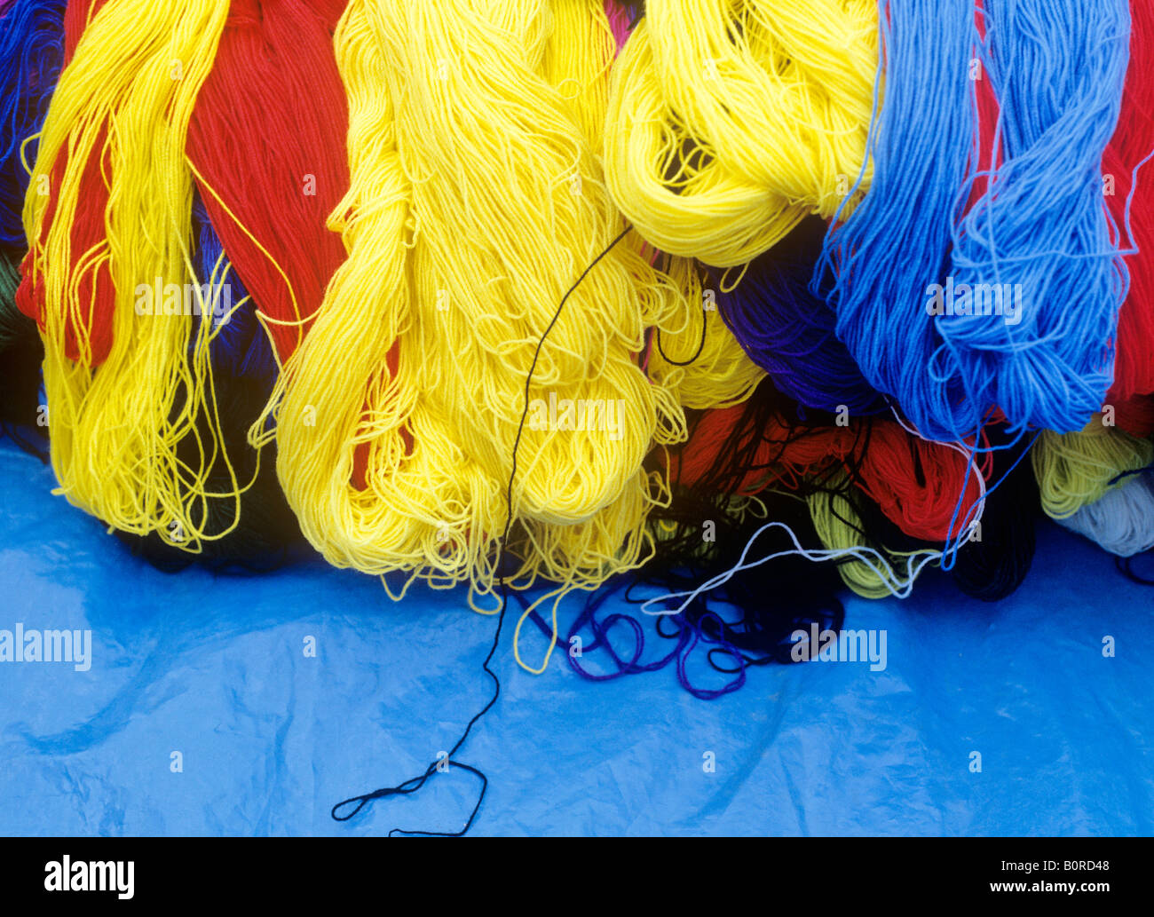 Teñido de hilos de lana en el mercado de la ciudad de cusco peru Foto de stock