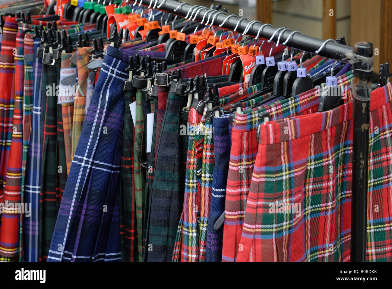 Tartan faldas escocesas para venta, Edimburgo Fotografía de stock - Alamy