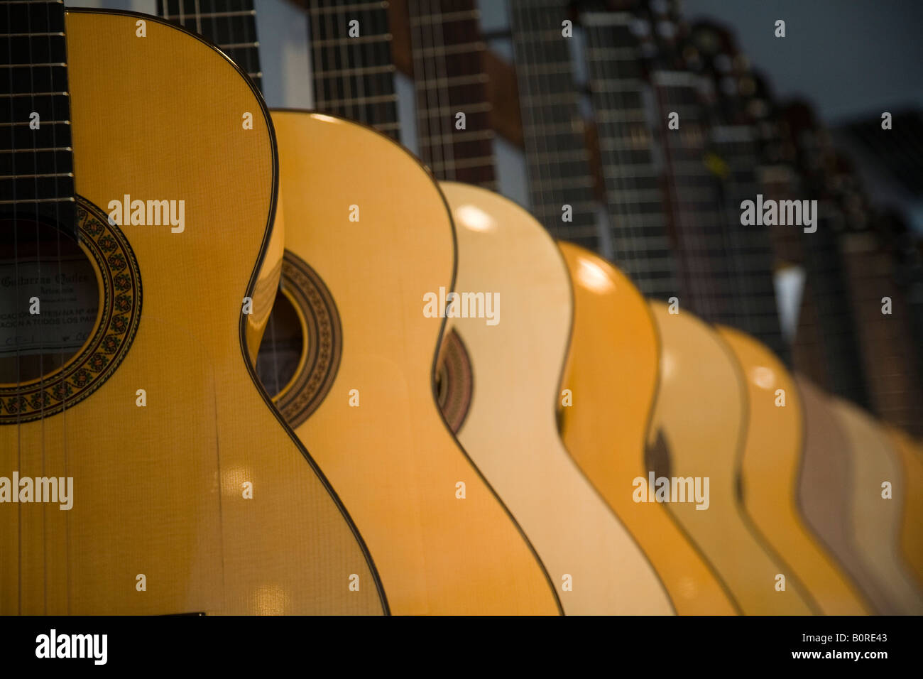 Tienda de guitarra flamenca fotografías e imágenes de alta resolución -  Alamy