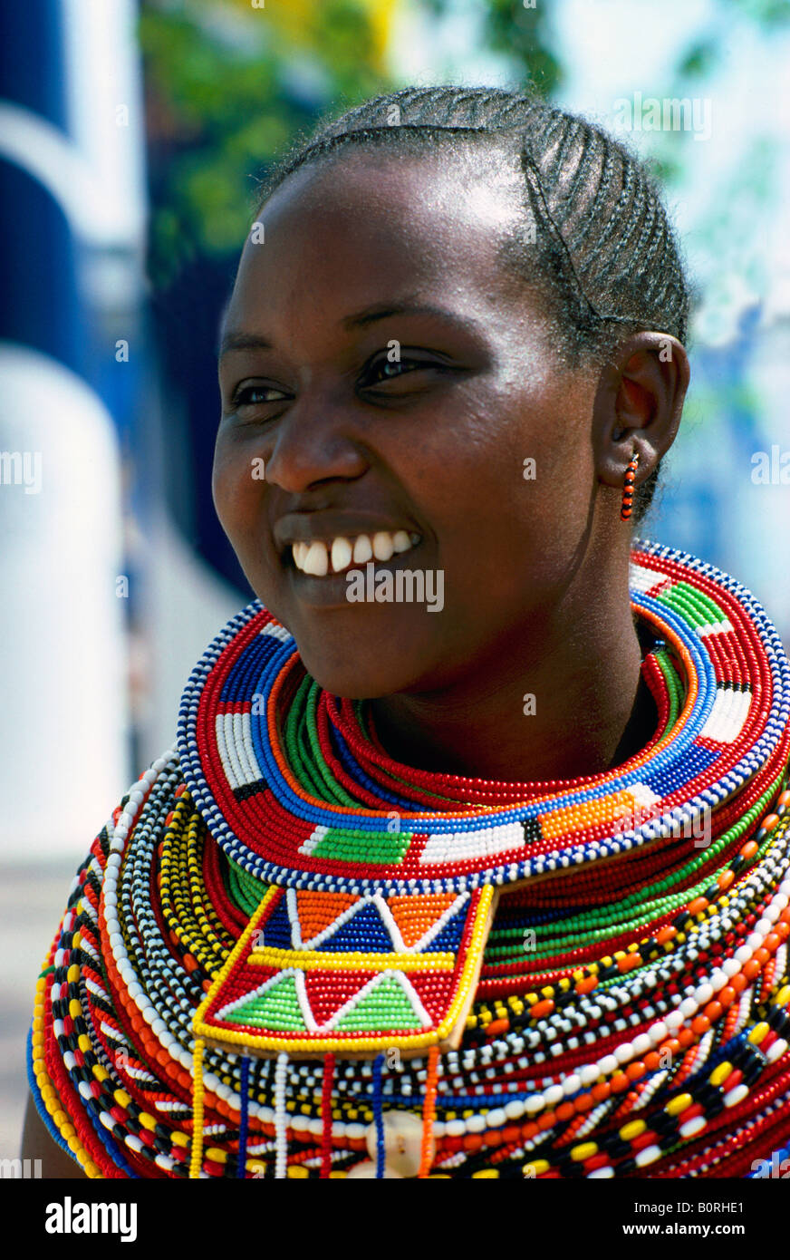 Retrato de una Mujer masai de Kenya con coloridas joyas collar de abalorios  africanos alrededor de su cuello Fotografía de stock - Alamy