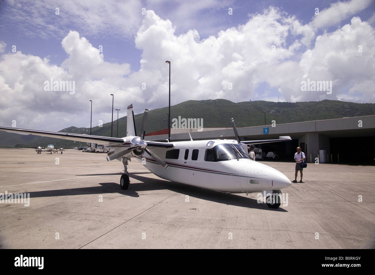 Un avión privado sentado en la pista del aeropuerto de Saint Thomas, Islas Vírgenes de EE.UU. Foto de stock