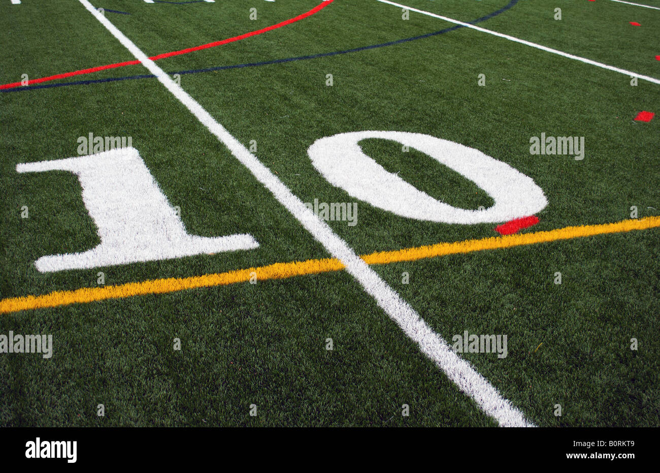 La línea de 10 yardas en el campo de fútbol Foto de stock
