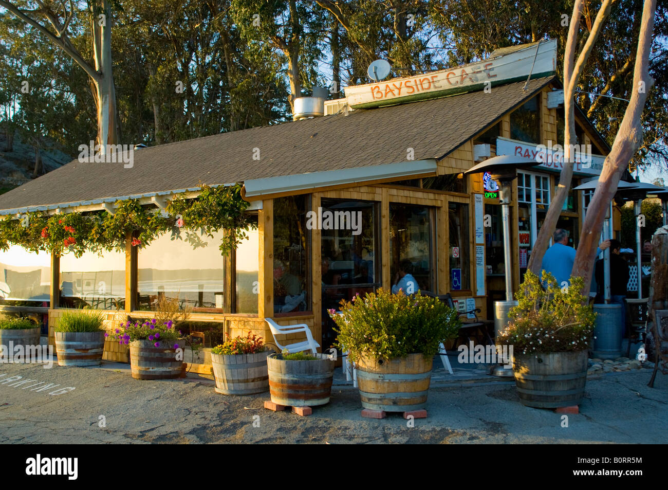 Sun windows sombreadas en el Bayside Cafe el Parque Estatal Morro Bay