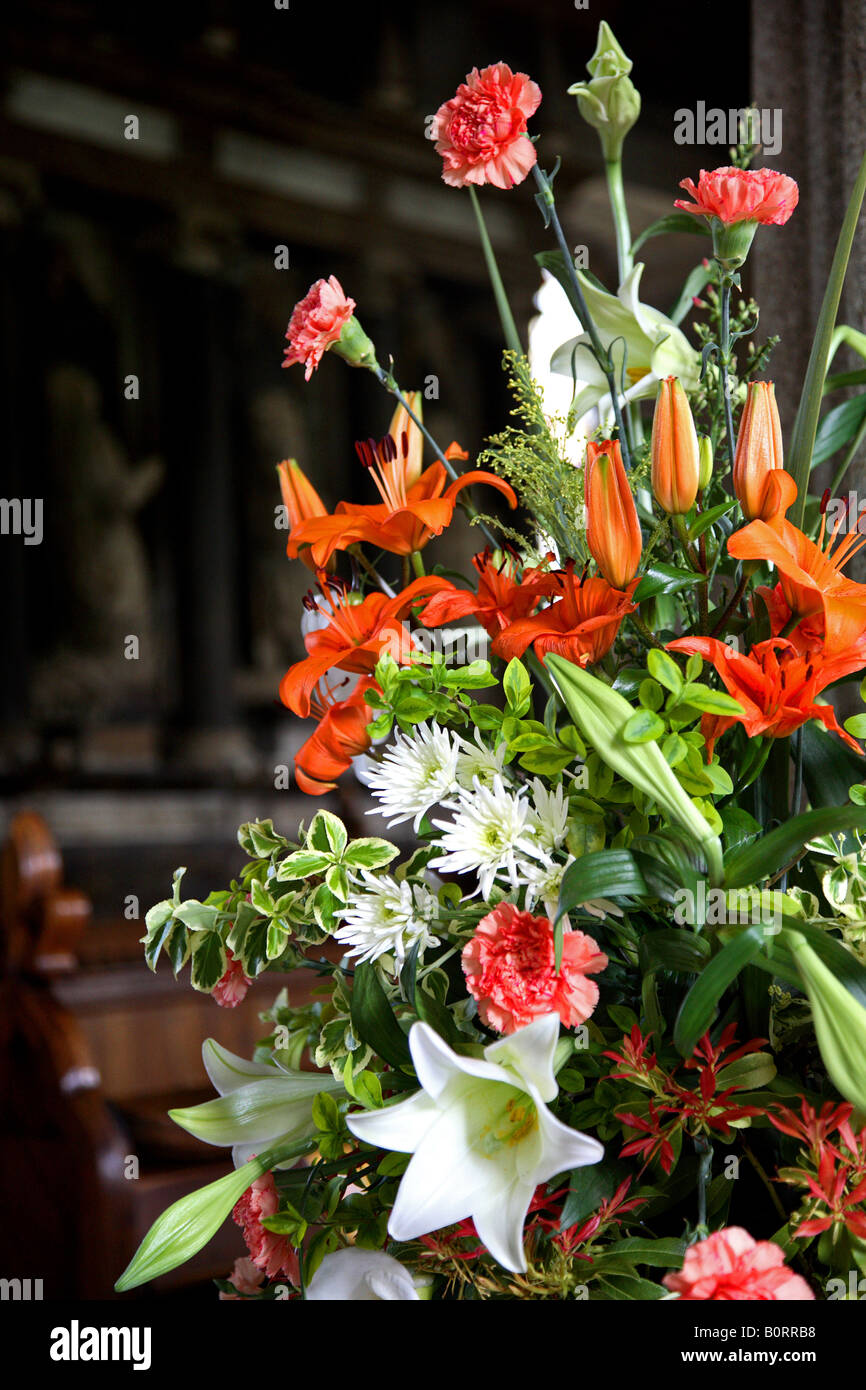 Flores de la boda en la iglesia, naranja y azucenas Foto de stock