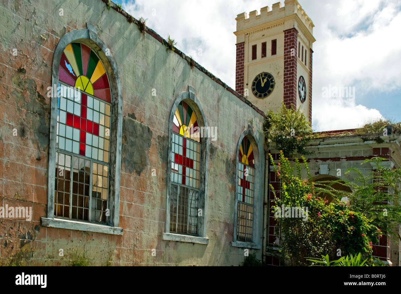 Las Vidrieras el pórtico y la Torre del Reloj de la iglesia de St George's Angican Granada gravemente dañadas por el huracán Iván Foto de stock