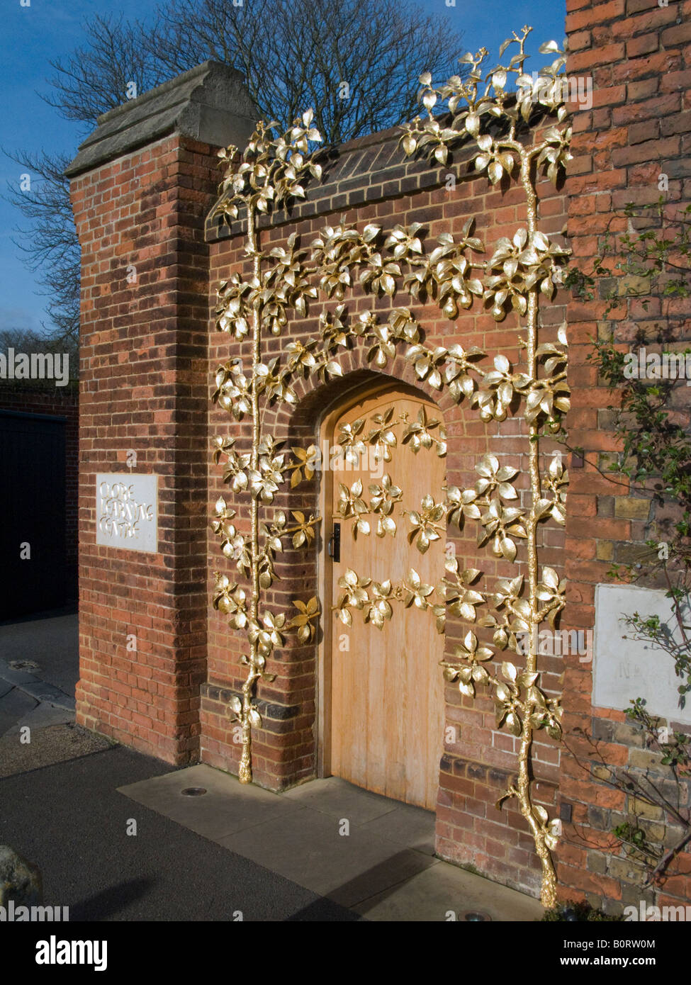 Entrada (con puerta dorada representa un peral, por Jill Watson) para el Centro de Aprendizaje Clore. Hampton Court Palace, Surrey, Reino Unido Foto de stock