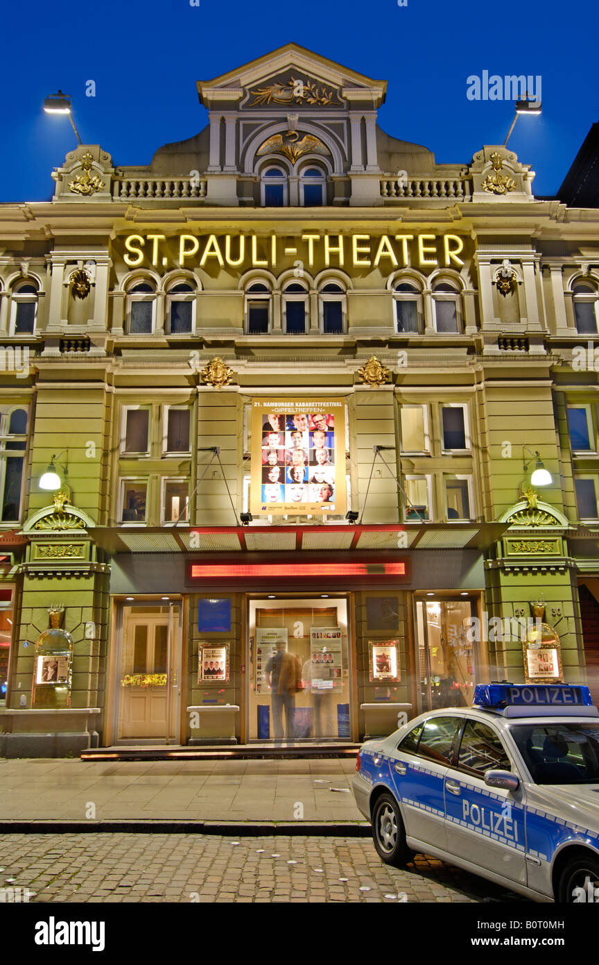 El teatro St. Pauli y la conocida estación de policía Davidwache en la Reeperbahn, en el distrito rojo de Hamburgo, Germà Foto de stock