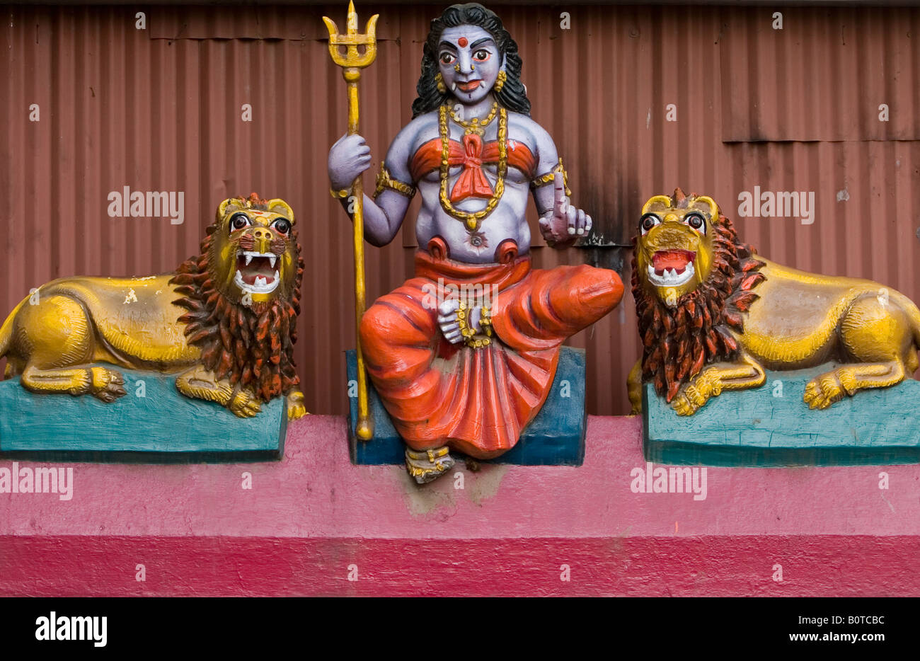 Estatua de una diosa hindú con leones en un templo en Chennai, en Tamil Nadu, India. Foto de stock