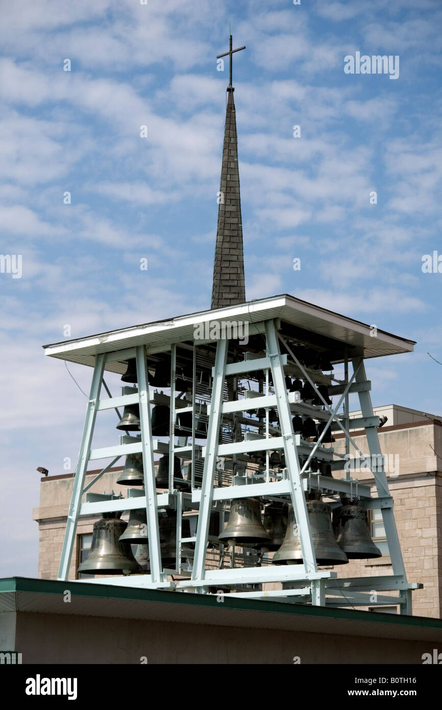 El carillón de las campanas de la iglesia en el Oratorio de San José en Montreal, Canadá. Foto de stock