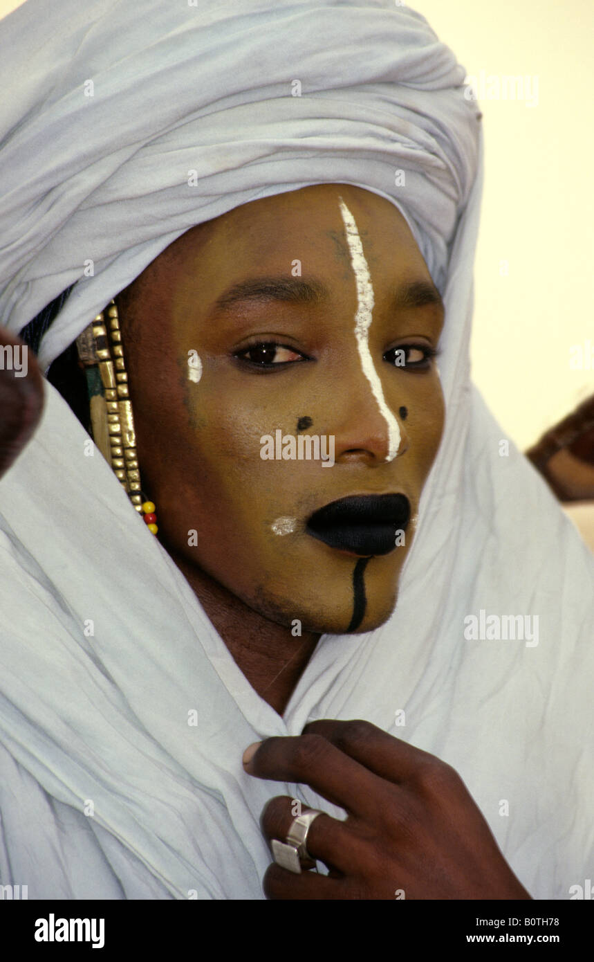 In-Gall cerca de Agadez, Níger, en Africa Occidental. Wodaabe Fulani hombres vestidos para el concurso de belleza masculina Foto de stock