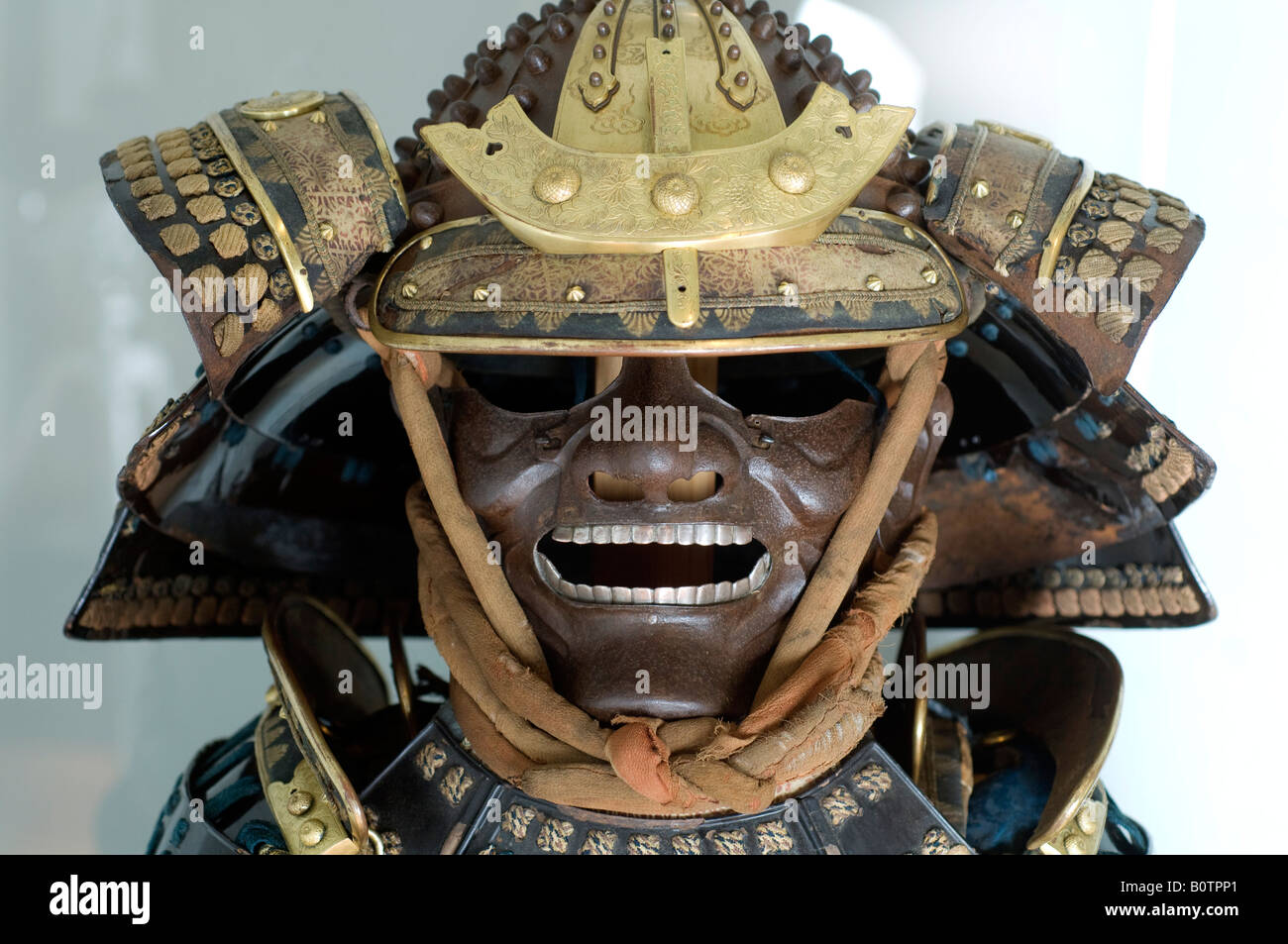 Hombre japonés de pie en traje de armadura samurai completo hecho de papel  comprimido. Cabeza y hombros, con casco, suji bachi Kabuto, con kuwagata  Fotografía de stock - Alamy