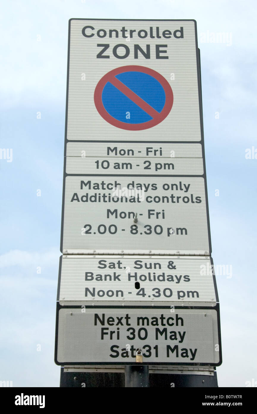 Zona controlada y día de partido, señal de estacionamiento de Highbury Londres England Reino Unido Foto de stock