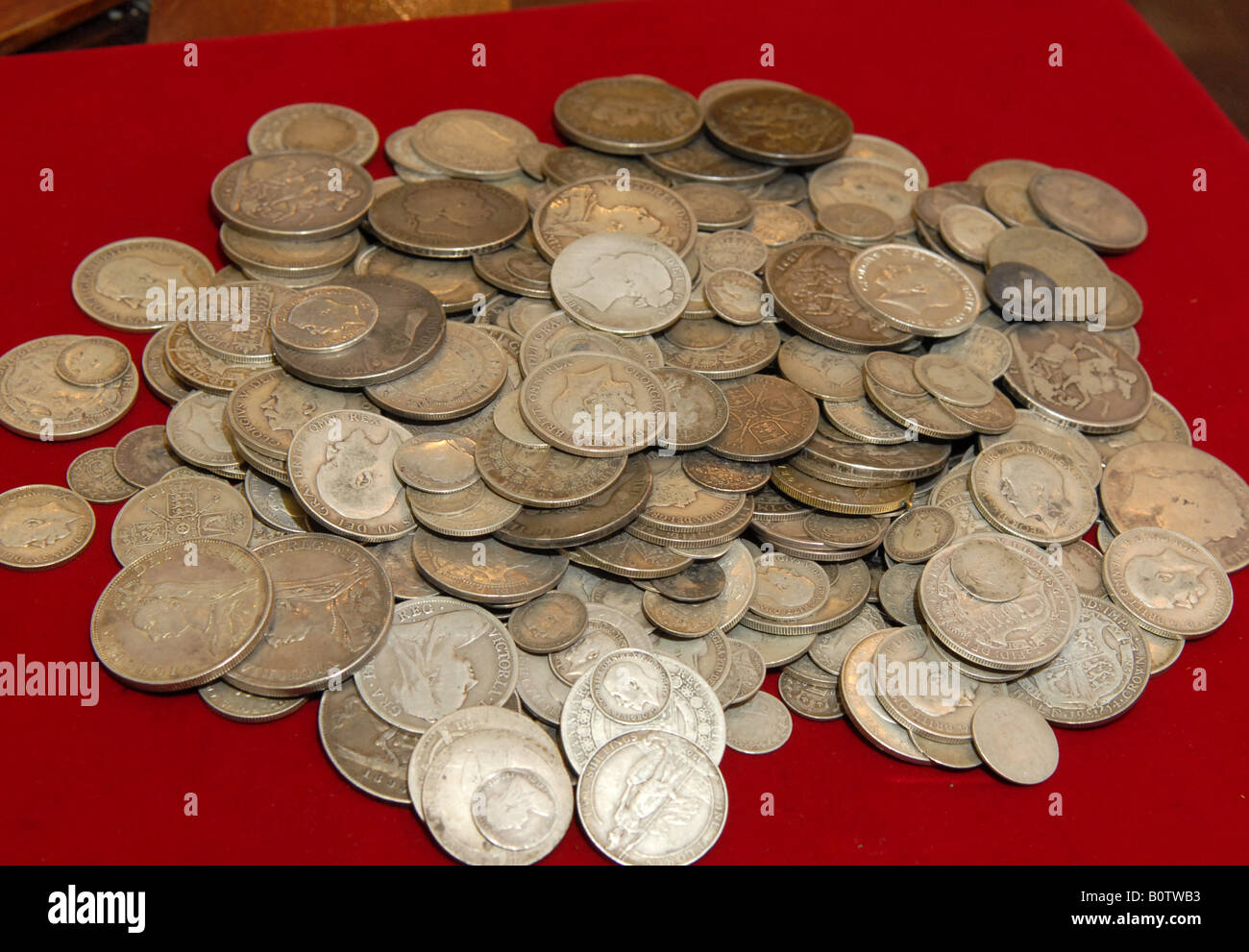 Valoración de las monedas de plata antigua Foto de stock