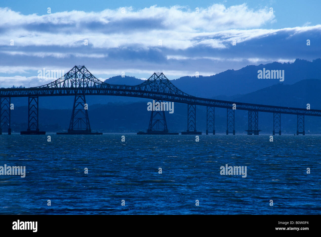 Tintado azul vista del puente Richmond-San Rafeal, área metropolitana de San Francisco, California, EE.UU. Foto de stock