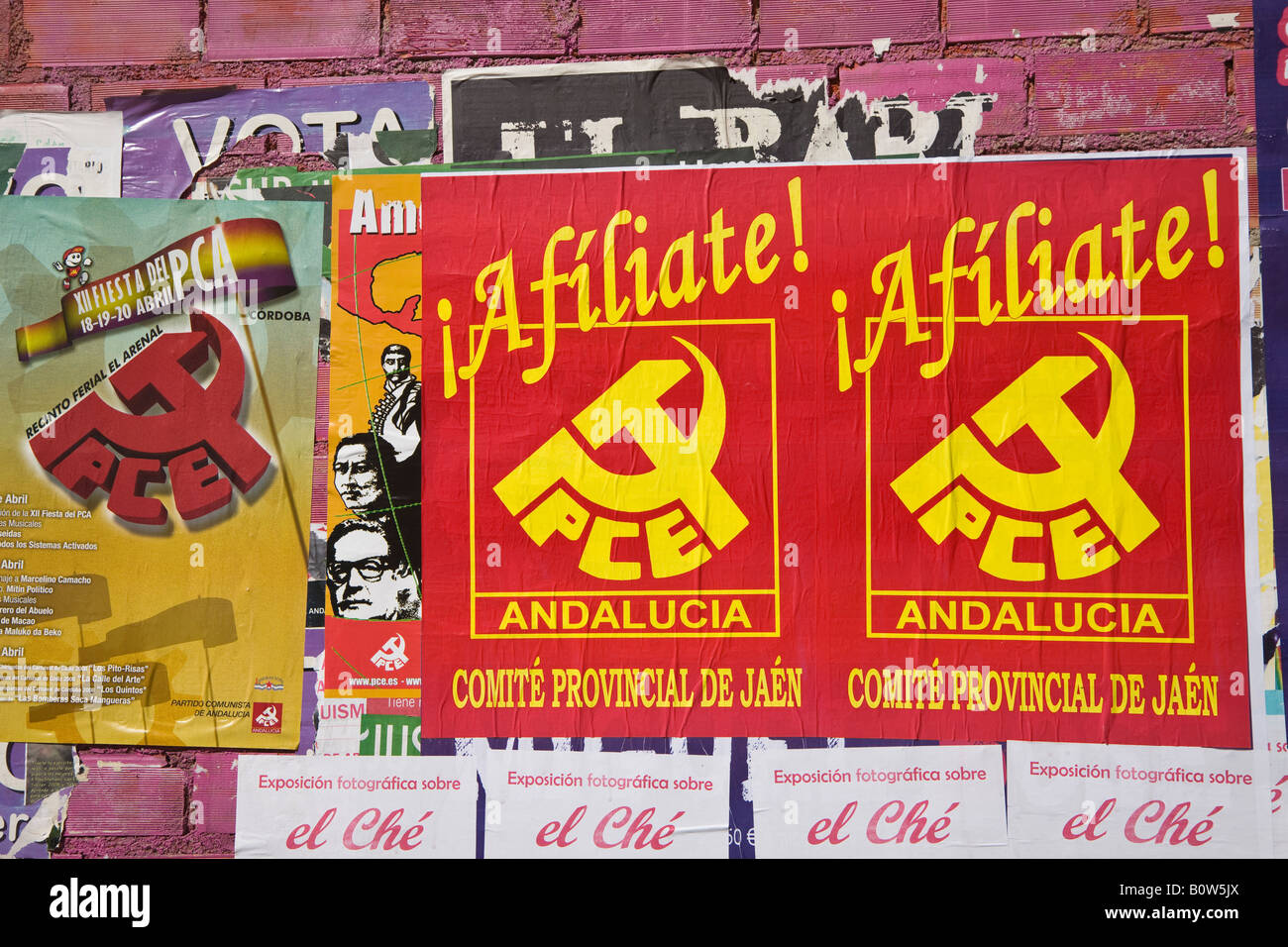 Ubeda JAÉN Provincia España carteles pidiendo a los nuevos miembros a unirse al Partido Comunista Español Foto de stock