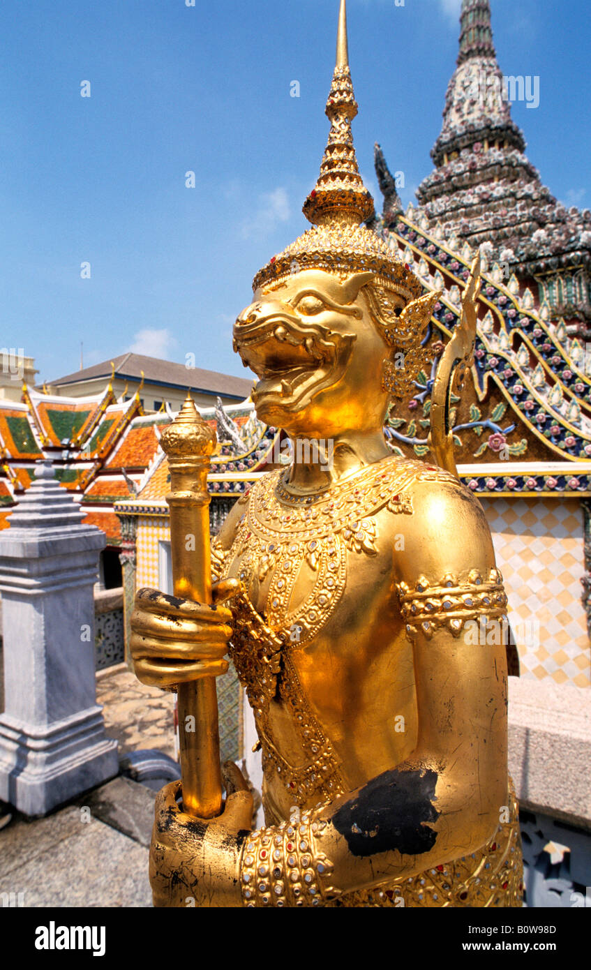 Estatua de oro, el Wat Phra Kaeo, Keo, Kaew, el Templo del Buda de Esmeralda, Bangkok, Tailandia, el sudeste de Asia Foto de stock