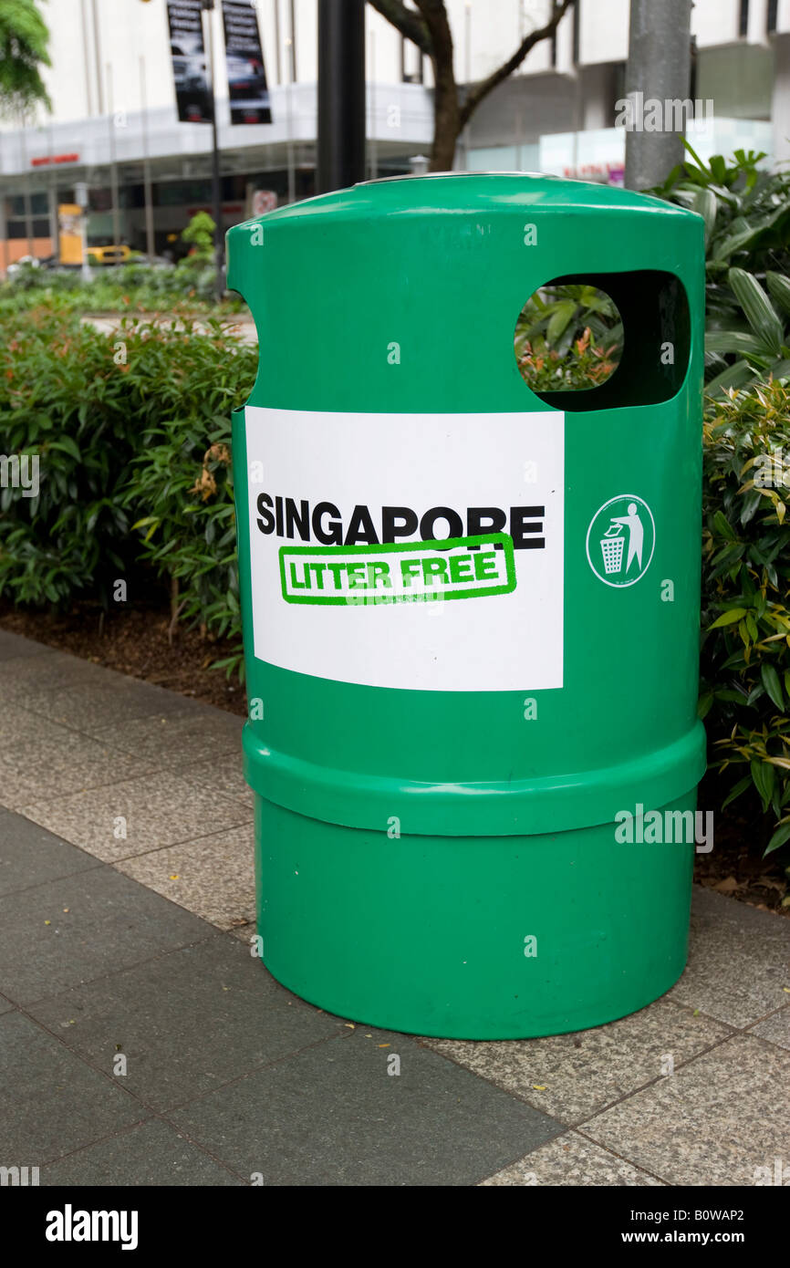 Basura en Singapur con un cartel que dice 'Singapore libre de basura