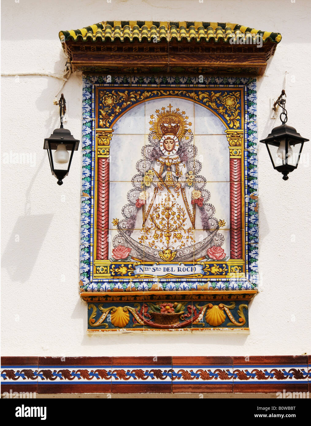 Pintura de la Virgen María en azulejos decorativos de cerámica en la casa  de la congregación de la provincia de Huelva, Andalucía, El Rocío Spai  Fotografía de stock - Alamy