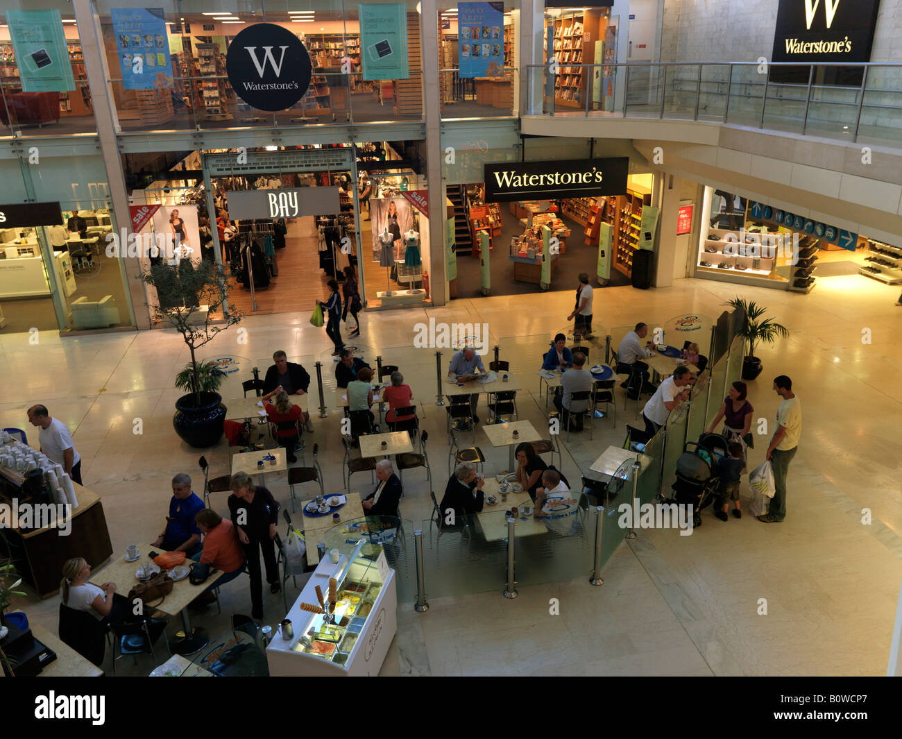 Ashley Shopping Mall Epsom cafés y tiendas Fotografía de stock Alamy