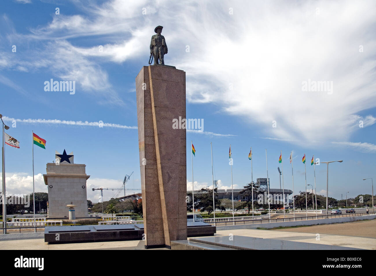 Estatua del soldado desconocido, La Plaza de la independencia, en Accra, Ghana Foto de stock