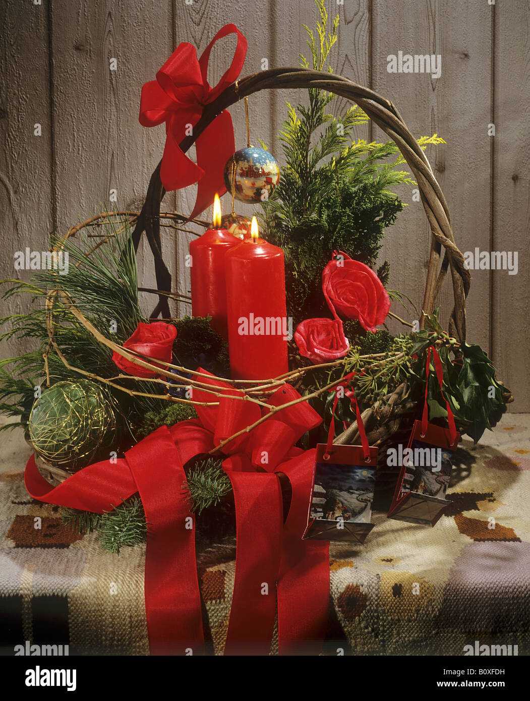 Arreglos navideños con velas Fotografía de stock - Alamy