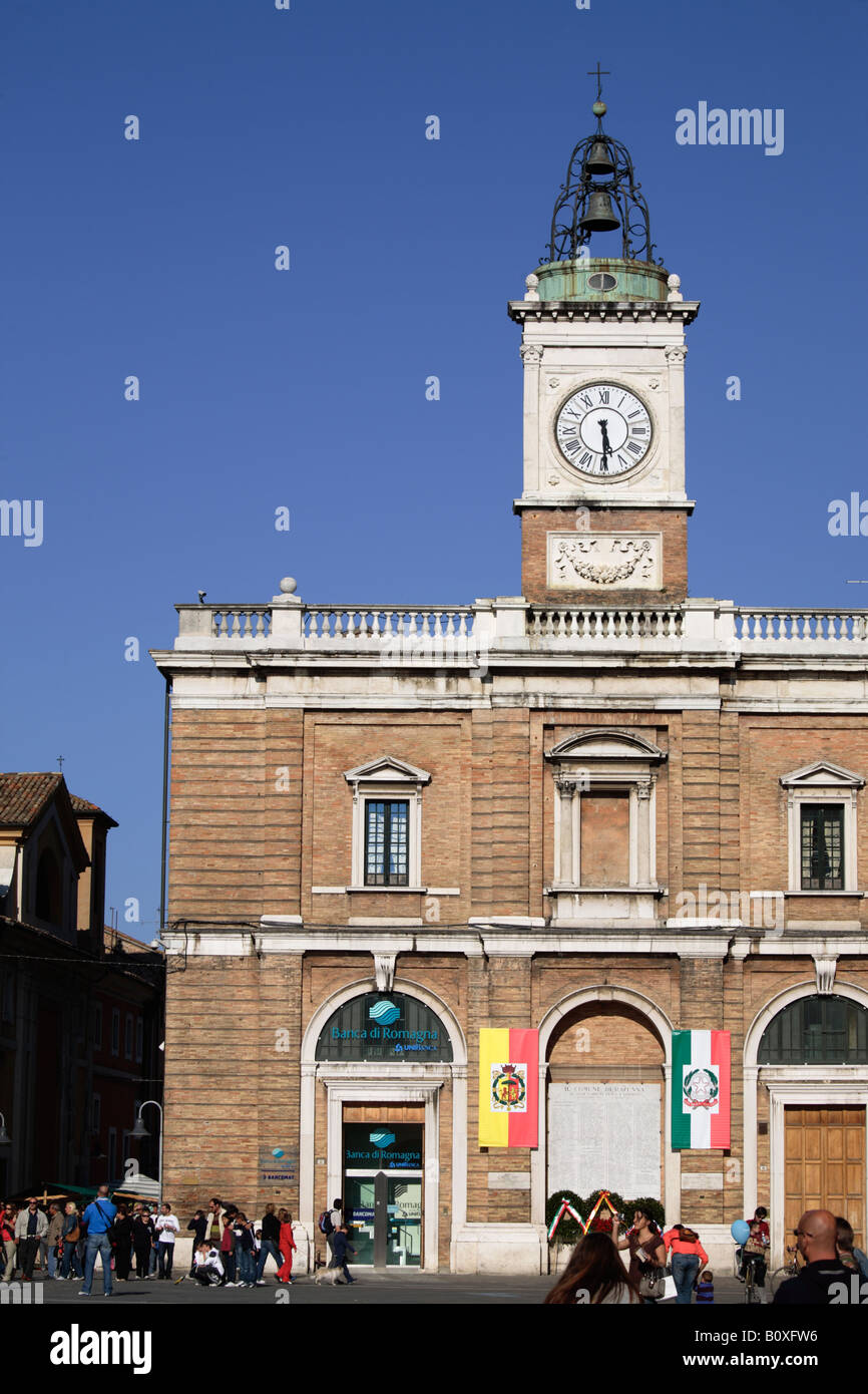 La torre cívica en la Piazza del Popolo, Ravenna, Italia Foto de stock
